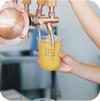 写真:オレンジジュースを注いでいます。